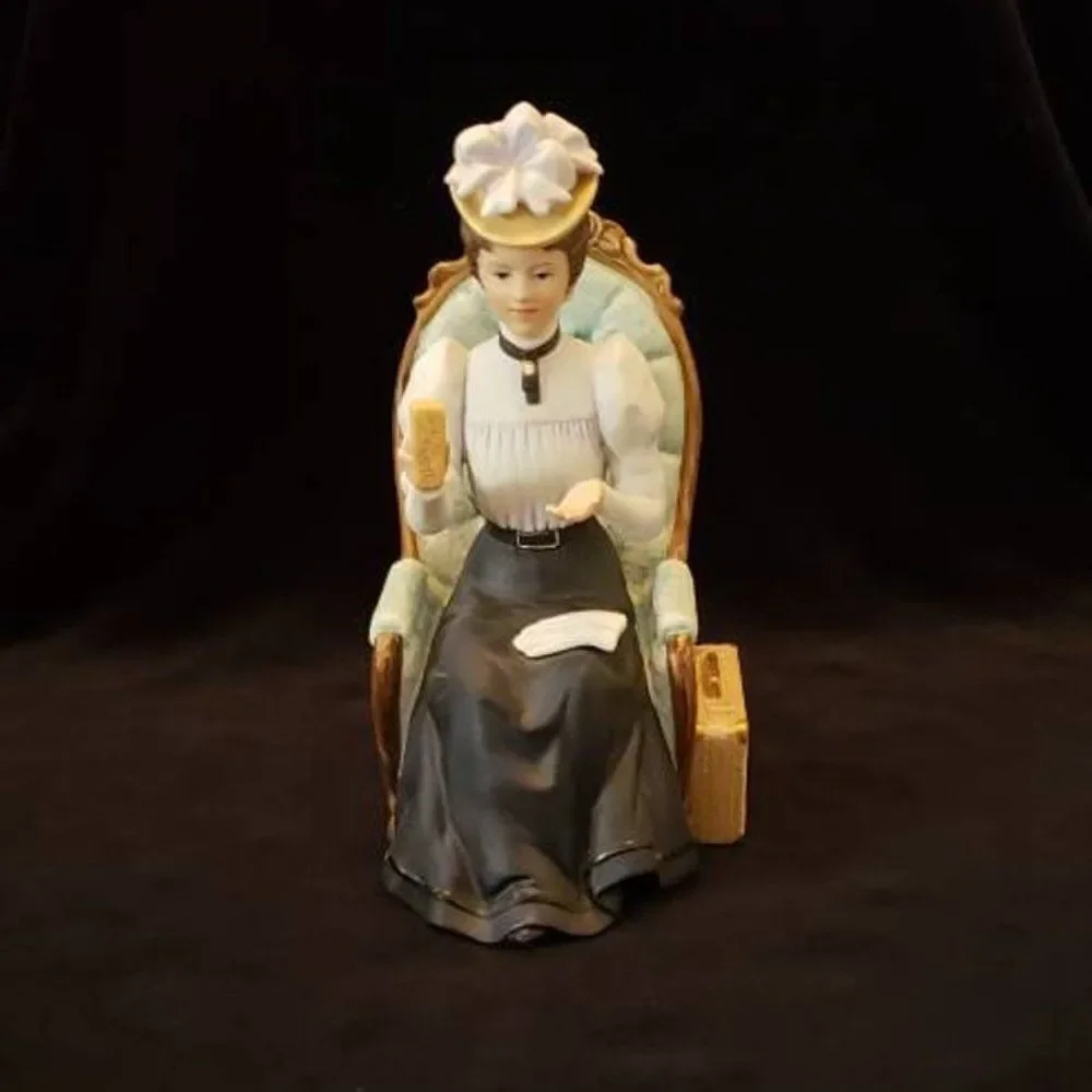 Vintage Avon Mrs P.F.E. Albee Award - 1982